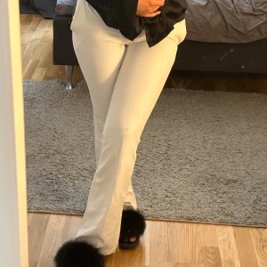 Vit kostymbyxa med slits - Vita Lågmidjade kostymbyxor med slits, dom är för små för mig därför kan jag ej ha kvar dom🤍i storlek 38