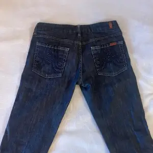 Säljer dessa ursnygga jeans från märket ”Seven for all mankind” i modellen ’A’ pocket. De är i perfekt skick, men tyvärr för små för mig.  Hör gärna av er vid fler frågor! ❤️🌺
