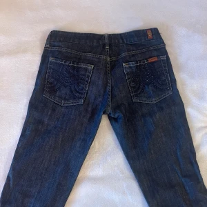 Bootcut jeans  - Säljer dessa ursnygga jeans från märket ”Seven for all mankind” i modellen ’A’ pocket. De är i perfekt skick, men tyvärr för små för mig.  Hör gärna av er vid fler frågor! ❤️🌺
