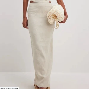 Långkjol  - Långkjol i linnetyg, storlek 34 från märket Hennes Collection, den är i dubbeltyg så den är inte genomskinlig, i nyskick!❤️