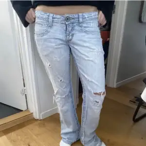 Säljer dessa as snygga jeans, som jag köpte från plick! De är nästan helt oanvända och perfekt lågmidjade! Säljer då jag har många nära liknande jeans!💖