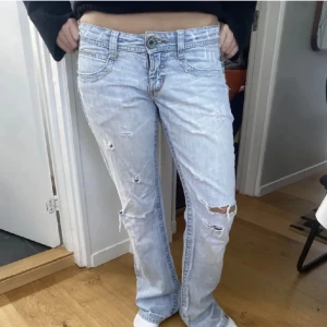 Jeans - Säljer dessa as snygga jeans, som jag köpte från plick! De är nästan helt oanvända och perfekt lågmidjade! Säljer då jag har många nära liknande jeans!💖
