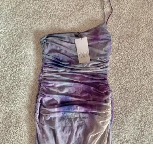 Zara klänning - Så fin klänning från zara i olika lila nyanser, aldrig använd med prislappen kvar, Strl S💜