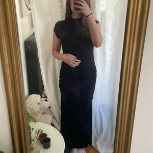 Co-ord cubus - En tröja och kjol som blir en klänning tillsammans. Det är som remmar på sidorna som formar kroppsformerna lite extra. Kjolen är i storlek M och tröjan i storlek S. Om man skulle vilja köpa någon av dom separat är det bara att meddela. 