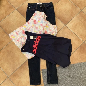 Kit - En t-shirt för barn ett linne från adidas och sen ett par jeans alla helt oanvända 