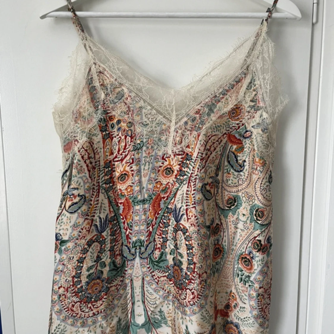 Mönstrat linne med spets