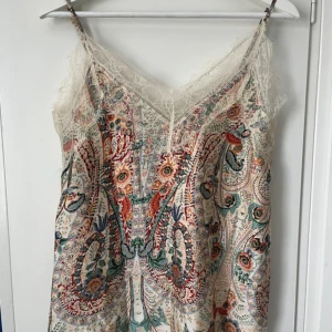 Mönstrat linne med spets - Mönstrat linne med spets. Jätte fint och bra till sommaren 