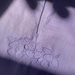 Söt lila klänning med blommig detalj. Använd, perfekt skick 