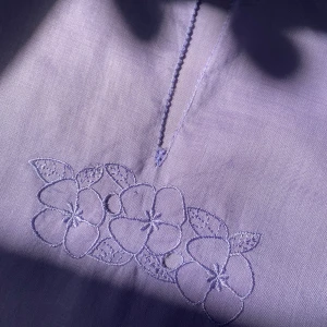 Klänning  - Söt lila klänning med blommig detalj. Använd, perfekt skick 