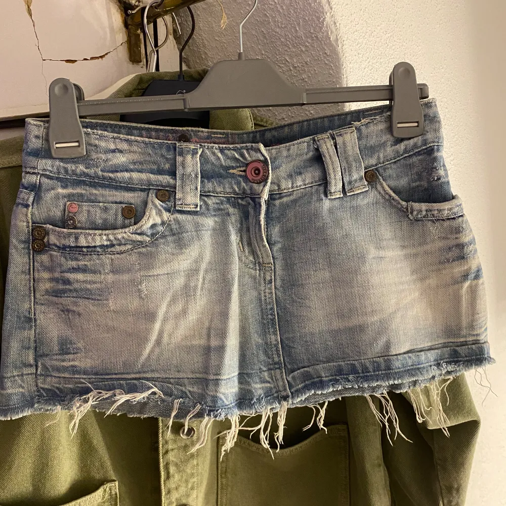 Hej! Säljer just nu denna jätte fina jeans kjolen eftersom den inte lägre passar mig💕det är 100% Cotton och 39cm i midjan och 24cm längd . Kjolar.