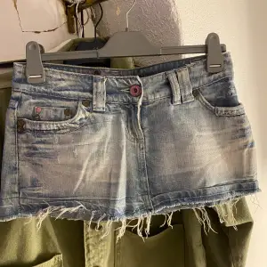 Hej! Säljer just nu denna jätte fina jeans kjolen eftersom den inte lägre passar mig💕det är 100% Cotton och 39cm i midjan och 24cm längd 