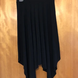 Asymmetrisk fairy kjol - Super fint flow Midjemått 34cm x2 platt Stretch i midjan 