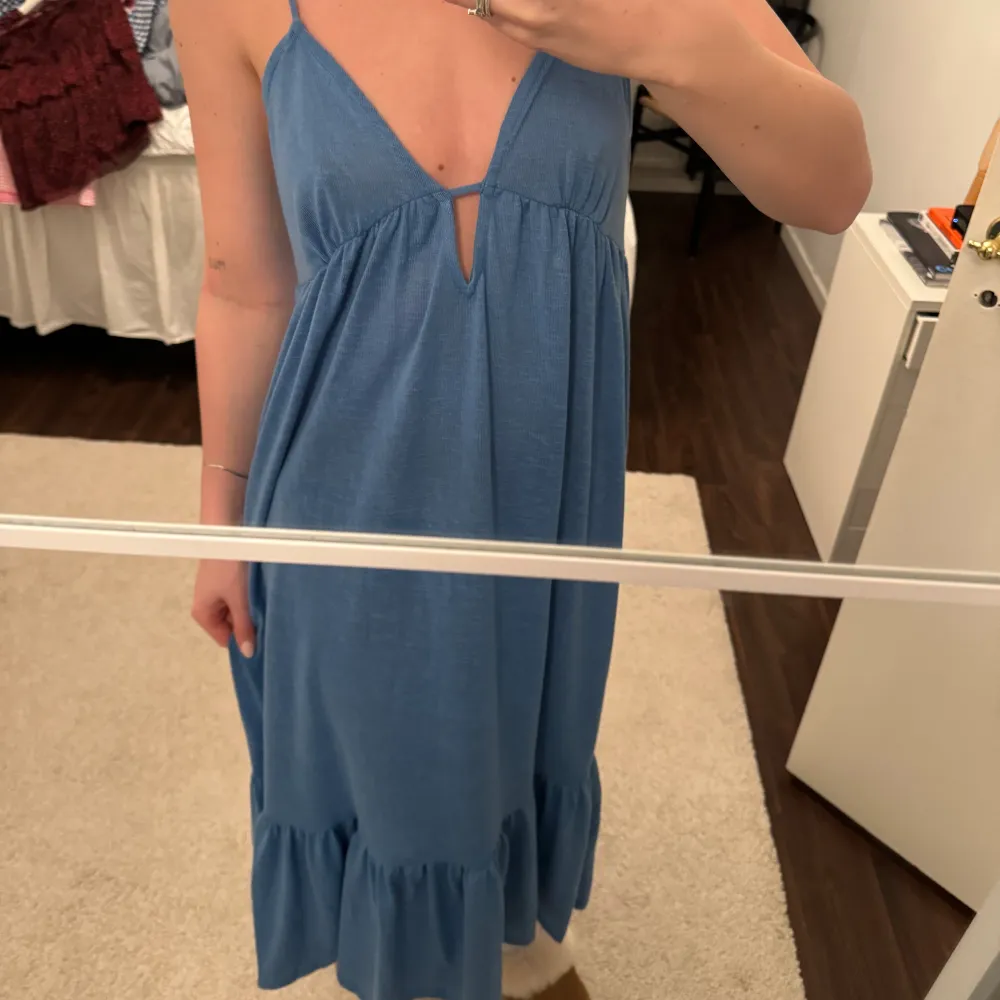 Så fin klänning i linne material som passar perfekt nu till sommarn ❤️ aldrig använd och den är köpt från Zalando . Klänningar.