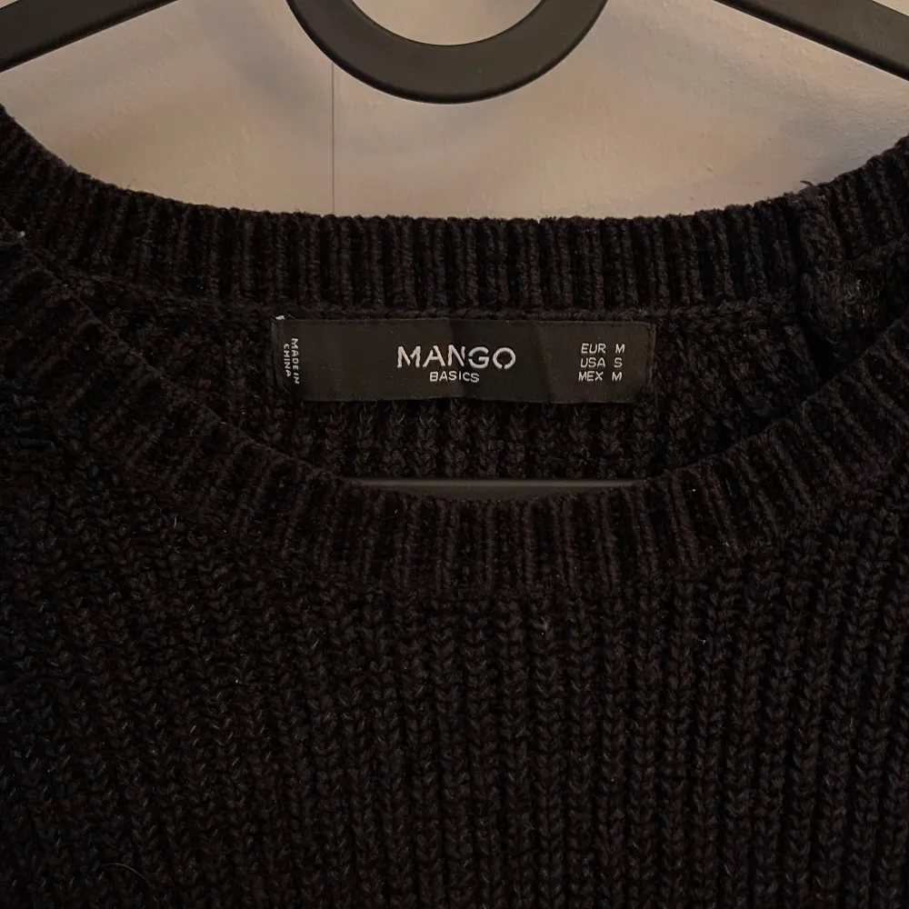 Svart kabelstickad tröja med liten ”strut” ärm från MANGO. Storlek M, skulle säga att den mer är en XS-S. . Stickat.