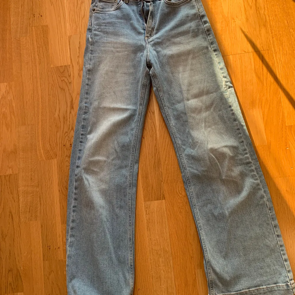 Väldigt bekväma raka jeans från Carin Wester. Jeansen har används ganska mycket. Det finns några fläckar på jeansen som påpekas på fjärde bilden. Säljer då de är för korta för mig (178 cm).   Köparen står för frakt 📦 . Jeans & Byxor.