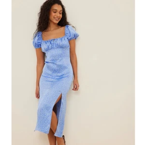 Klänning från NA-KD - Superfin somrig klänning i stl.38 från NA-KD som Sanna Jörnvik frontade. Säljer den då den blivit förstor på mig och hann endast använda den 1 gång. Så klänningen är i bra skick!💙💙 nypris: 549kr