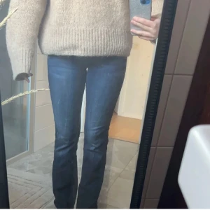 Low waist bootcut - Säljer dessa fina jeans från gstar köpta för 1000kr säljer för 450 exkl frakt❤️ Endast använda fåtal gånger då de är lite förkorta för mig. Är 1,67m som referens 😊 skriv innan du trycker på köp nu🥰
