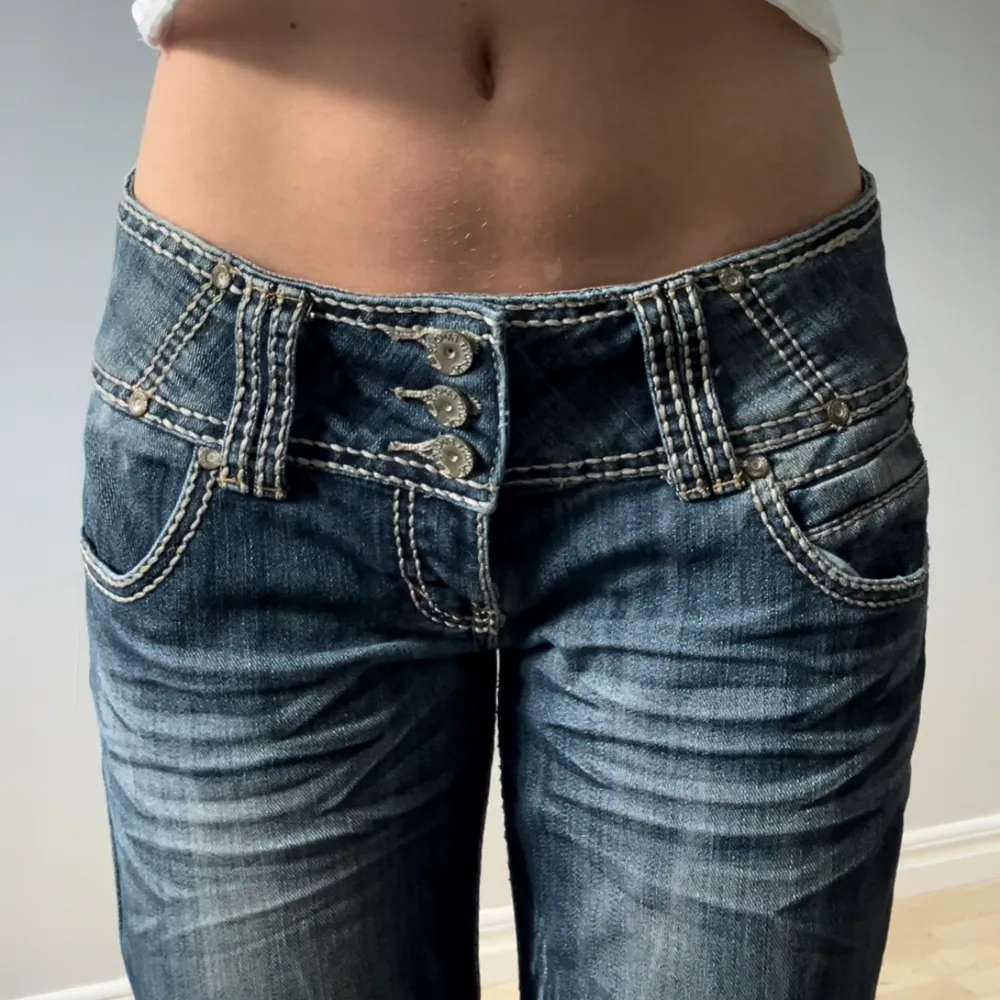 Midjemått tvärsöver 38cm och Innerbenslängd 84cm💓. Jeans & Byxor.