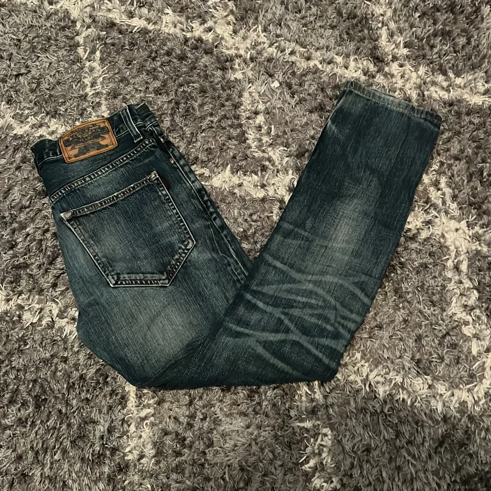 Tjena dessa jeans är i ett väldigt fint skick har en fin designe som nästan inga andra jeans har, Bara att dma om funderingar eller frågor. Jeans & Byxor.