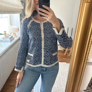 Odd Molly kofta i blå vitt mönster - Så gullig kofta ifrån Odd Molly💙 Storlek: 2 passar S och M