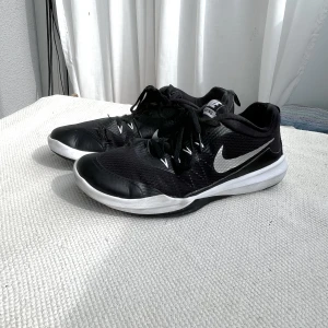Nike skor - Träningsskor som är relativt använda. Slitage på ovan i tyget men tycker ej det påverkar när dem använts. Har haft som inne och ute skor! ^^
