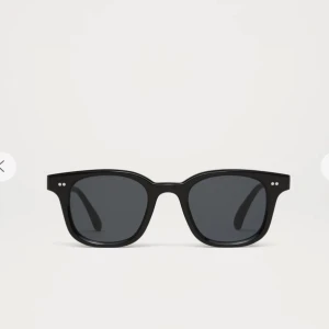 Chimi 02 svarta - Solglasögon i nyskick från chimi, nypris 1350kr, mitt pris 600kr priset kan diskuteras, hör av er vid frågor🥰