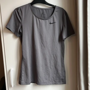 Nike träningströja - En träningströja från nike! Väldigt bra skick XS men passar bra på mig som har S