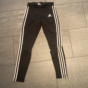 Adidas byxa - Säljer dessa i m, men är från barnavdelningen skulle därför säga att de är i s 