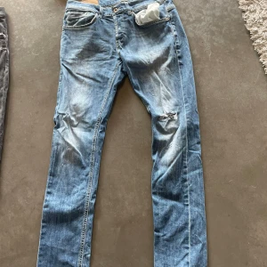 Dondup jeans - Blåa dondup jeans (Lite halvdålig bild vid intresse så löser ja fram fler o bättre bilder även mer info) Skick: 7/10 (Hål i knät men annars är dem bra skick, hålet sitter precis på knät så de passar in) Nypris: 2800-3000 Pris:600kr