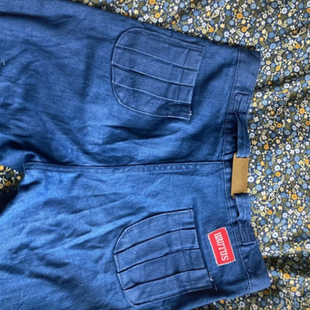 skitsnygga utsvängda och högmidjade jeans från 70-talet. köpta på en vintagemarknad i london i somras för 600kr. i väldigt bra skick. det står storlek 34 i byxorna men de är större. midjemått rakt över: 41cm innerbenslängd: 79cm. Jeans & Byxor.