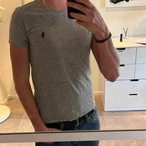 Ralph Lauren T-shirt  - Ralph Lauren T-shirt till salu.  Skick: 8/10 - inga defekter  Pris: 199