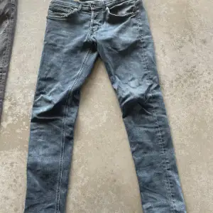 Dondup jeans (Lite halvdålig bild vid intresse så löser ja fram fler o bättre bilder även mer info) Skick 9/10 Nypris: ~3500 Pris 1100 Storlek: 32 