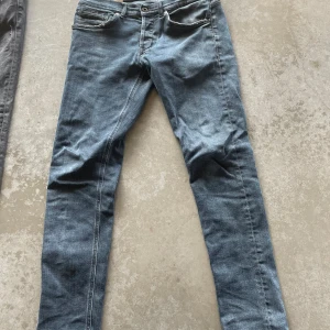 Dondup jeans - Dondup jeans (Lite halvdålig bild vid intresse så löser ja fram fler o bättre bilder även mer info) Skick 9/10 Nypris: ~3500 Pris 1100 Storlek: 32 
