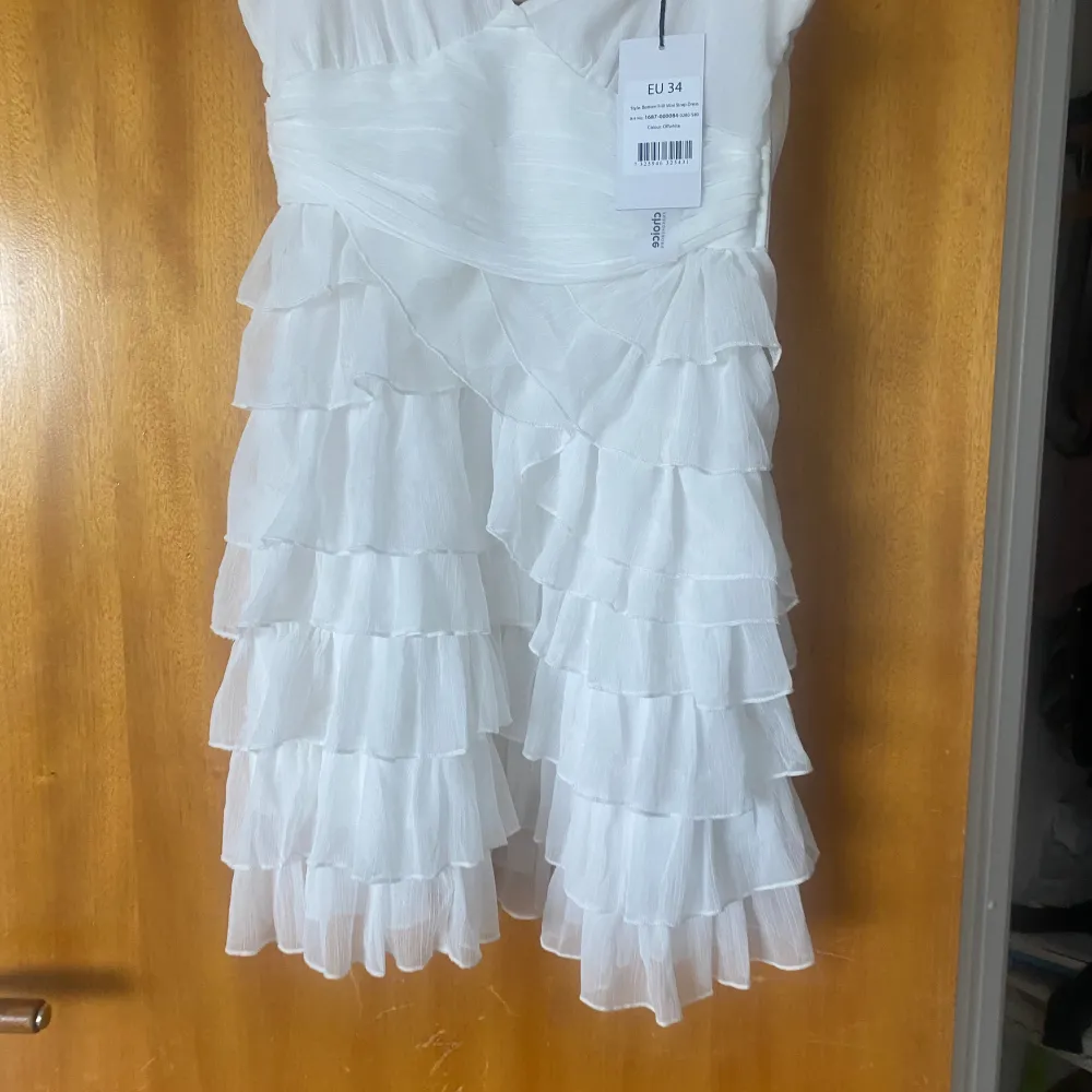 säljer denna trendiga studentklänning köpt för 500. Fint skick med prislapp kvar. Skit snygg!! Från NAKD  trendig å slutsåld . Klänningar.