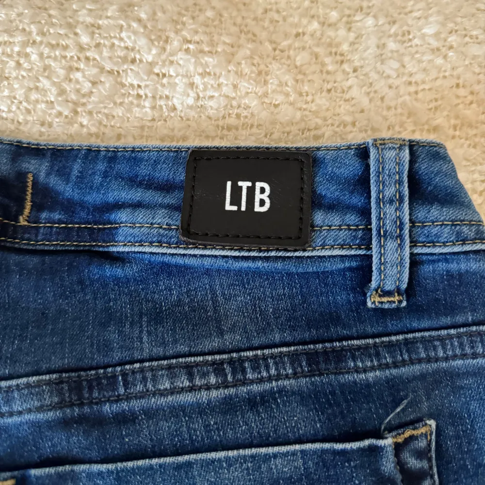 Supersnygga och trendiga lågmidjade  jeans från Ltb!!😻Mycket bra skick, utan några defekter. Köptes för 800kr.  . Jeans & Byxor.