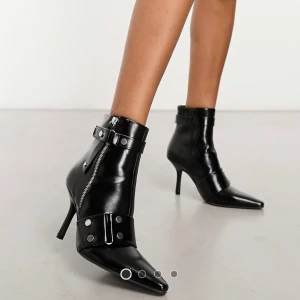 BOOTS - Svarta boots från ASOS Helt oanvända! 