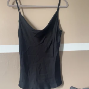 Siden topp - Köptes på Kappahl för ett år sedan och endast använd 2 gånger då den inte passade mig så bra💕 den är i nyskick