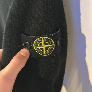 Stone Island Stickad Tröja - Hej, säljer nu denna efterfrågade och limiterade stone island tröja får extremt bra pris, såklart äkta och extra knappar medföljer! Den är stickad och görs inte längre vilket ökar värdet. Skick: 9/10! Nypris: 3000kr plus, hör av dig för mer info💛