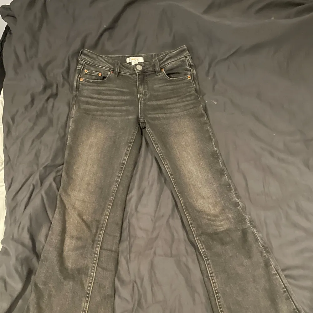 Gråa jeans från Gina Tricot. Använt mycket men tyvär för små nu. Bootcut. Storlek 134❣️❣️. Jeans & Byxor.