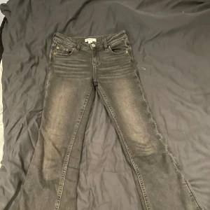 Bootcut jeans - Gråa jeans från Gina Tricot. Använt mycket men tyvär för små nu. Bootcut. Storlek 134❣️❣️