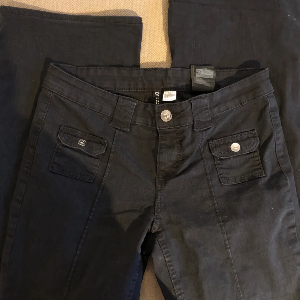 fina svarta flared jeans som blivit för stora. Jeans & Byxor.