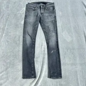 Säljer nu dessa riktigt schyssta gråa Dondup jeans med slitningar. De är i mycket bra skick då de nästan aldrig använts. Tveka inte på att höra av er vid fler frågor eller funderingar🙌🏽