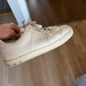 Valentino Flycrews - Säljer nu ett par Valentino Flycrews i färgen vit. Ett helt okej skick men har sina små defekter, kan behöva en liten tvätt. En stud saknas, men kan skicka med nya om det önskas, låda tillkommer.