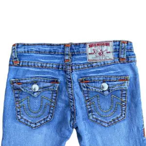 True religion jeans i storlek W30🔥 Dom har blivit lagade se bild 3 men är annars i bra skick. Skriv om du har några funderingar 