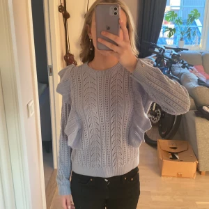 Stickad tröja - En blå stickad tröja i väldigt bra skick. Ord pris 400kr 