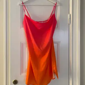 Orange/rosa miniklänning från Bershka. Aldrig använd, nyckick