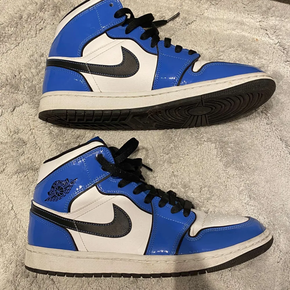 Jordan 1 mid signal blue Stl 42 är som nyskick!  Box medföljer såklart, köpta på merch sweden för 4500. Skor.