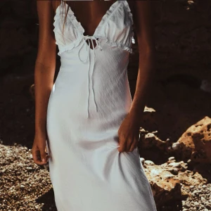 Vit zara klänning  - Intressekoll!! Vit satin klänning från Zara i storlek S, slutsåld på hemsidan, oanvänd med lappar kvar