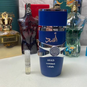 Lattafa Asad Zanzibar (ny 2024 release!) - Säljer samples av den trendande och osläppta Lattafa Asad Zanzibar, en jättefin sommardoft alla behöver!  Priser: 1 ml: 15 kr 2 ml: 25 kr 5 ml: 55 kr