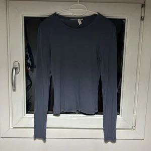 Grå/blå långärmad  - Grå/blå långärmad från Nelly i storlek XS, säljs pga att den inte används. Pris 30kr + frakt. 